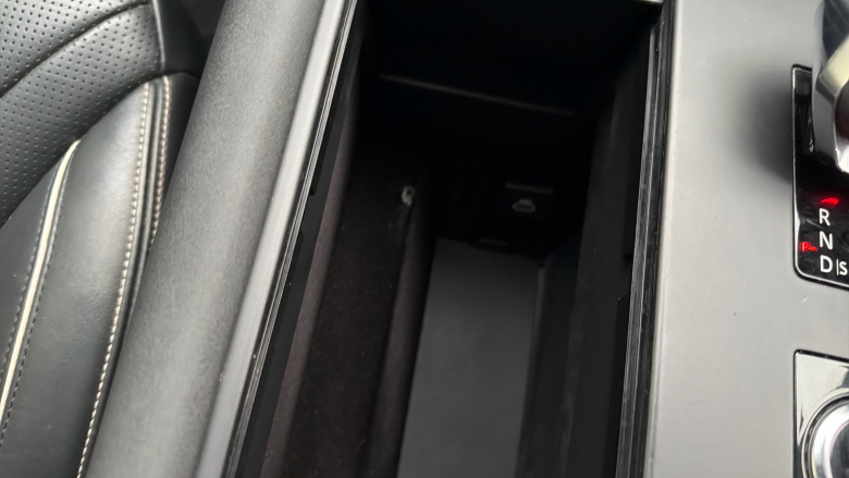 Land Rover Discovery 3.0 D300 R-Dynamic HSE 5dr Auto Diesel Station Wagon